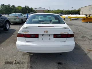 1997 Toyota Camry LE z VIN 4T1BG22KXVU163880, wystawiony jako Copart lot #56741295 z przebiegiem 132 863 mil mil oraz Szkody całkowita. Historia ofert i sprzedaży dostępna na DreamBid. Obrazek 6.