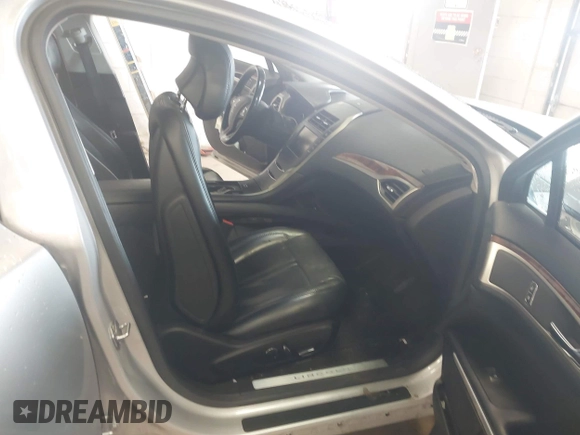 2016 Lincoln MKZ Hybrid z VIN 3LN6L2LU5GR608372, wystawiony jako IAAI lot #42078341 z przebiegiem 141 887 mil mil oraz . Historia ofert i sprzedaży dostępna na DreamBid. Obrazek 5.