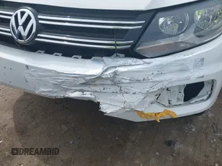 2017 Volkswagen Tiguan S z VIN WVGBV7AX8HK054298, wystawiony jako IAAI lot #42059711 z przebiegiem 89 686 mil mil oraz . Historia ofert i sprzedaży dostępna na DreamBid. Obrazek 6.