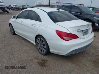 2018 Mercedes-Benz CLA 250 z VIN WDDSJ4GB0JN675250, wystawiony jako IAAI lot #42182793 z przebiegiem 65 978 mil mil oraz . Historia ofert i sprzedaży dostępna na DreamBid. Obrazek 3.
