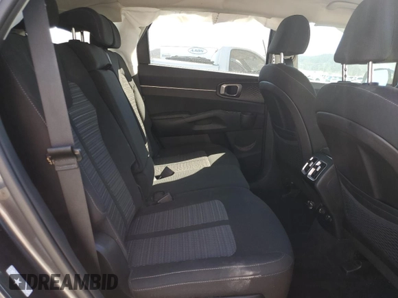 2022 Kia Sorento LX z VIN 5XYRG4LC9NG086684, wystawiony jako Copart lot #48925425 z przebiegiem 51 376 mil mil oraz Szkoda całkowita • Salvage title. Historia ofert i sprzedaży dostępna na DreamBid. Obrazek 11.