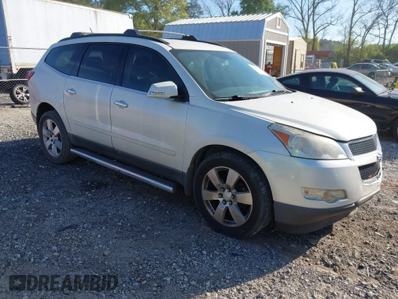 2011 Chevrolet Traverse 1LT z VIN 1GNKRGED8BJ378252, wystawiony jako IAAI lot #42055050 z przebiegiem 232 840 mil mil oraz . Historia ofert i sprzedaży dostępna na DreamBid. Obrazek 1.