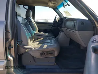 2002 Chevrolet Suburban LS with VIN 3GNEC16Z32G339558, listed as a IAAI auction lot 41739334 with 198,291 mi miles. Bid and sale history available at carsss.com. Image 5.