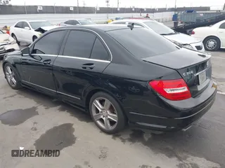 2011 Mercedes-Benz C 300 Sport z VIN WDDGF5EB1BA472313, wystawiony jako IAAI lot #42393658 z przebiegiem 161 373 mil mil oraz . Historia ofert i sprzedaży dostępna na DreamBid. Obrazek 3.
