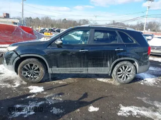 2011 Kia Sorento EX with VIN 5XYKUDA25BG043458, listed as a IAAI auction lot 41363660 with 197,151 mi miles. Bid and sale history available at carsss.com. Image 14.