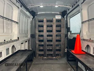 2018 Ford Transit z VIN 1FTYE1CM0JKB42346, wystawiony jako IAAI lot #42729426 z przebiegiem 94 207 mil mil oraz . Historia ofert i sprzedaży dostępna na DreamBid. Obrazek 9.