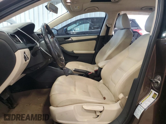 2012 Volkswagen Jetta SE z VIN 3VWDX7AJ0CM351728, wystawiony jako Copart lot #69621664 z przebiegiem 157 823 mil mil oraz Nie do naprawy • Non repairable. Historia ofert i sprzedaży dostępna na DreamBid. Obrazek 7.