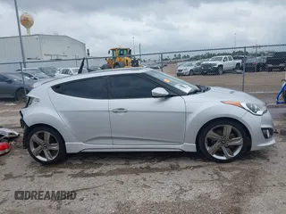 2013 Hyundai Veloster Turbo z VIN KMHTC6AE2DU122273, wystawiony jako IAAI lot #42174272 z przebiegiem 157 152 mil mil oraz . Historia ofert i sprzedaży dostępna na DreamBid. Obrazek 14.