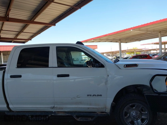 2020 Ram 2500 Tradesman z VIN 3C6UR5HJ2LG111495, wystawiony jako IAAI lot #42068717 z przebiegiem 172 052 mil mil oraz . Historia ofert i sprzedaży dostępna na DreamBid. Obrazek 13.