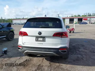 2022 Volkswagen Taos SE z VIN 3VVTX7B2XNM025588, wystawiony jako IAAI lot #39670650 z przebiegiem 45 817 mil mil oraz . Historia ofert i sprzedaży dostępna na DreamBid. Obrazek 16.