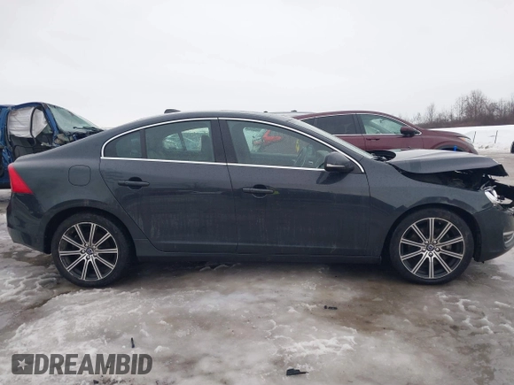 2015 Volvo S60 T5 Premier z VIN YV1612TK3F1359338, wystawiony jako IAAI lot #41645209 z przebiegiem 106 822 mil mil oraz . Historia ofert i sprzedaży dostępna na DreamBid. Obrazek 13.
