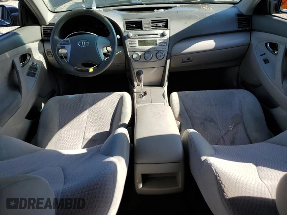 2011 Toyota Camry LE z VIN 4T4BF3EK3BR156937, wystawiony jako Copart lot #57290555 z przebiegiem 299 321 mil mil oraz Szkoda całkowita • Salvage title. Historia ofert i sprzedaży dostępna na DreamBid. Obrazek 8.