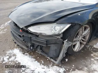 2013 Tesla Model S с VIN 5YJSA1AG2DFP11228, выставлен на аукционе IAAI как лот 41339370 с пробегом 121 237 миль миль и . История ставок и продаж доступна на DreamBid. Изображение 6.