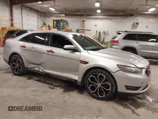2015 Ford Taurus SEL z VIN 1FAHP2E81FG195024, wystawiony jako IAAI lot #41943646 z przebiegiem 164 302 mil mil oraz . Historia ofert i sprzedaży dostępna na DreamBid. Obrazek 1.