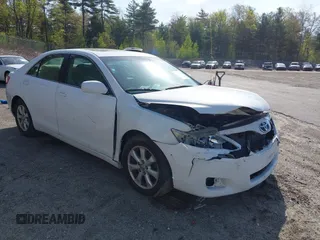 2011 Toyota Camry LE z VIN 4T4BF3EK1BR145788, wystawiony jako IAAI lot #42140010 z przebiegiem 155 061 mil mil oraz . Historia ofert i sprzedaży dostępna na DreamBid. Obrazek 1.
