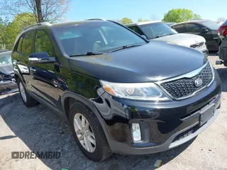 2014 Kia Sorento LX z VIN 5XYKT3A62EG476515, wystawiony jako IAAI lot #41997372 z przebiegiem 128 781 mil mil oraz . Historia ofert i sprzedaży dostępna na DreamBid. Obrazek 1.