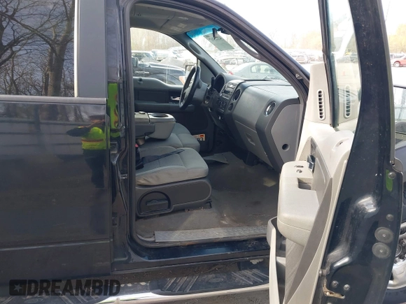 2007 Ford F-150 XLT with VIN 1FTPW14527FA16555, listed as a IAAI auction lot 42122767 with 181,242 mi miles. Bid and sale history available at carsss.com. Image 5.