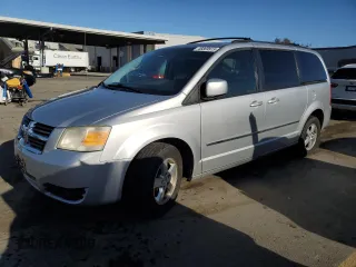 2010 Dodge Grand Caravan SXT z VIN 2D4RN5D17AR165370, wystawiony jako Copart lot #46869915 z przebiegiem 193 356 mil mil oraz Czysty tytuł • Clean title. Historia ofert i sprzedaży dostępna na DreamBid. Obrazek 1.