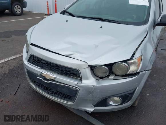 2015 Chevrolet Sonic LTZ z VIN 1G1JE5SB4F4108360, wystawiony jako IAAI lot #41526362 z przebiegiem 157 226 mil mil oraz . Historia ofert i sprzedaży dostępna na DreamBid. Obrazek 6.