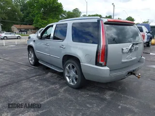 2010 Cadillac Escalade Luxury z VIN 1GYUKBEF9AR257170, wystawiony jako IAAI lot #42345631 z przebiegiem 206 653 mil mil oraz . Historia ofert i sprzedaży dostępna na DreamBid. Obrazek 3.