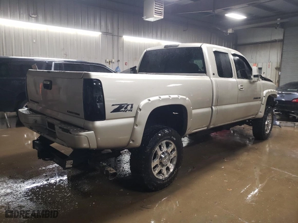 2007 Chevrolet Silverado 2500HD Classic Work Truck with VIN 1GCHK29U17E197952, listed as a Copart auction lot 87014984 with 220,337 mi miles and Salvage Title. Bid and sale history available at carsss.com. Image 3.