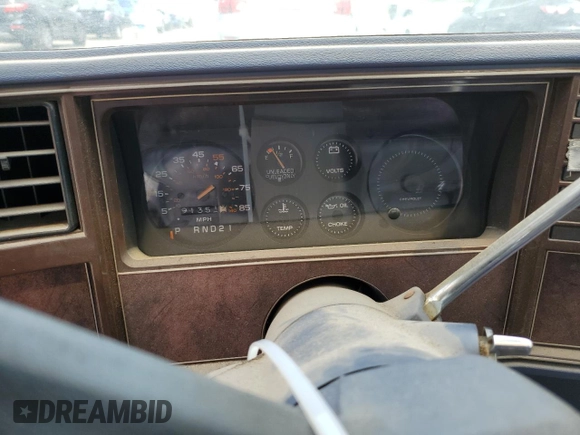1984 Chevrolet Monte Carlo z VIN 1G1AZ37H3ER221496, wystawiony jako Copart lot #54297665 z przebiegiem 91 351 mil mil oraz Szkody całkowita. Historia ofert i sprzedaży dostępna na DreamBid. Obrazek 9.