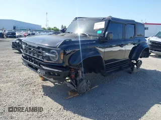 2023 Ford Bronco Raptor z VIN 1FMEE5JR4PLB08305, wystawiony jako IAAI lot #42114663 z przebiegiem 30 505 mil mil oraz . Historia ofert i sprzedaży dostępna na DreamBid. Obrazek 2.