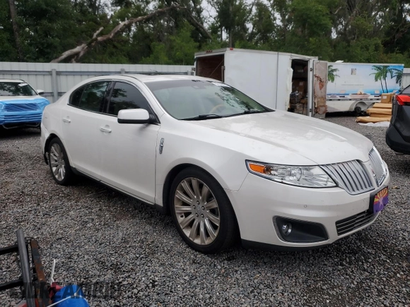 2011 Lincoln MKS z VIN 1LNHL9DRXBG609478, wystawiony jako Copart lot #57226135 z przebiegiem 178 372 mil mil oraz Szkoda całkowita • Salvage title. Historia ofert i sprzedaży dostępna na DreamBid. Obrazek 4.