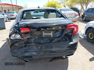 2015 Volvo S60 T5 Drive-E Premier z VIN YV140MFB3F2299721, wystawiony jako IAAI lot #42013732 z przebiegiem 82 407 mil mil oraz . Historia ofert i sprzedaży dostępna na DreamBid. Obrazek 16.