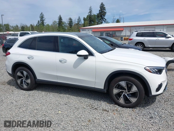 2024 Mercedes-Benz GLC 300 z VIN W1NKM4HB6RF216741, wystawiony jako IAAI lot #42216671 z przebiegiem Nie podano mil oraz . Historia ofert i sprzedaży dostępna na DreamBid. Obrazek 14.