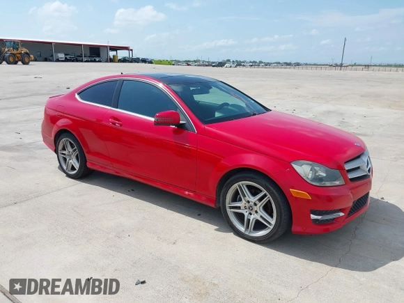 2013 Mercedes-Benz C 250 z VIN WDDGJ4HB3DG099831, wystawiony jako IAAI lot #42430715 z przebiegiem 156 321 mil mil oraz . Historia ofert i sprzedaży dostępna na DreamBid. Obrazek 1.