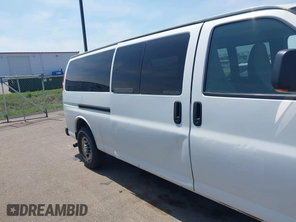 2013 Chevrolet Express Passenger LT z VIN 1GAZG1FG9D1153305, wystawiony jako IAAI lot #42182424 z przebiegiem 25 897 mil mil oraz . Historia ofert i sprzedaży dostępna na DreamBid. Obrazek 6.