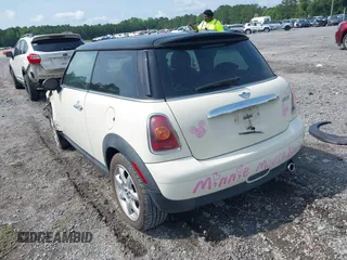 2010 MINI Hardtop z VIN WMWMF3C57ATU76526, wystawiony jako IAAI lot #42376569 z przebiegiem 111 172 mil mil oraz . Historia ofert i sprzedaży dostępna na DreamBid. Obrazek 3.