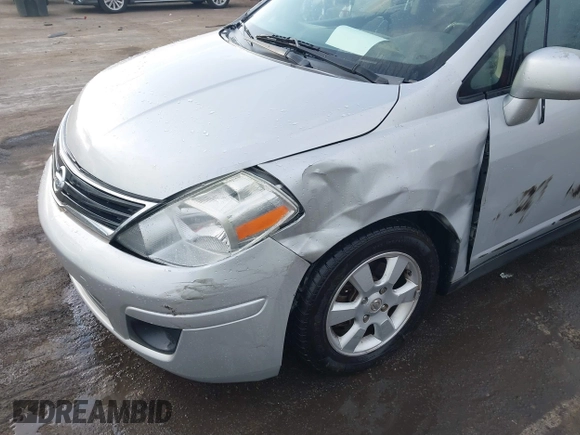 2007 Nissan Versa S z VIN 3N1BC13E47L369909, wystawiony jako IAAI lot #41831330 z przebiegiem 115 767 mil mil oraz . Historia ofert i sprzedaży dostępna na DreamBid. Obrazek 6.