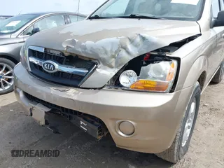 2009 Kia Sorento LX with VIN KNDJC735X95873640, listed as a IAAI auction lot 41918106 with 120,179 mi miles. Bid and sale history available at carsss.com. Image 6.