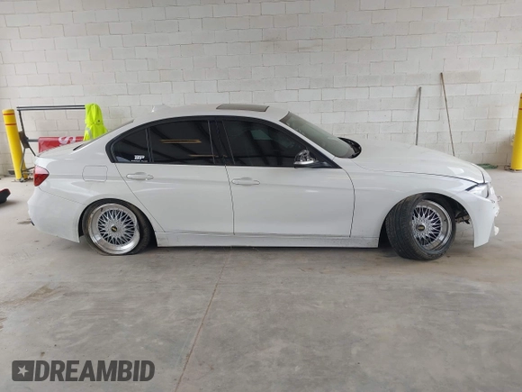 2013 BMW 3 Series 328i xDrive z VIN WBA3B3C55DF543926, wystawiony jako IAAI lot #42581984 z przebiegiem 144 346 mil mil oraz . Historia ofert i sprzedaży dostępna na DreamBid. Obrazek 14.