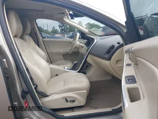 2013 Volvo XC60 T6 z VIN YV4902DZ5D2423949, wystawiony jako IAAI lot #42442938 z przebiegiem 126 108 mil mil oraz . Historia ofert i sprzedaży dostępna na DreamBid. Obrazek 5.