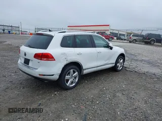2012 Volkswagen Touareg Sport z VIN WVGEF9BP0CD006506, wystawiony jako IAAI lot #42355432 z przebiegiem 175 346 mil mil oraz . Historia ofert i sprzedaży dostępna na DreamBid. Obrazek 4.