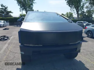 2024 Tesla Cybertruck с VIN 7G2CEHED5RA053441, выставлен на аукционе IAAI как лот 42475220 с пробегом 8 671 миль миль и . История ставок и продаж доступна на DreamBid. Изображение 12.