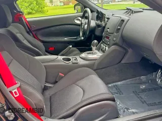 2019 Nissan 370Z z VIN JN1AZ4EH0KM422347, wystawiony jako Copart lot #60700235 z przebiegiem 46 412 mil mil oraz Czysty tytuł • Clean title. Historia ofert i sprzedaży dostępna na DreamBid. Obrazek 5.