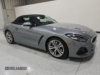 2025 BMW Z4 sDrive30i z VIN WBAHF3C04SWY38592, wystawiony jako Copart lot #55865365 z przebiegiem 11 980 mil mil oraz Tytuł czysty. Historia ofert i sprzedaży dostępna na DreamBid. Obrazek 4.