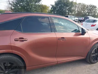 2024 Lexus RX 500h F Sport Performance z VIN 2T2BCMEA8RC014297, wystawiony jako IAAI lot #40790867 z przebiegiem 8 417 mil mil oraz . Historia ofert i sprzedaży dostępna na DreamBid. Obrazek 14.