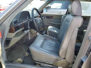 1984 Mercedes-Benz 500 z VIN WDBCA37B9EA072690, wystawiony jako Copart lot #76341244 z przebiegiem Nie podano mil oraz Szkody całkowita. Historia ofert i sprzedaży dostępna na DreamBid. Obrazek 7.