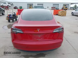2018 Tesla Model 3 Long Range Battery z VIN 5YJ3E1EB8JF096249, wystawiony jako IAAI lot #42150031 z przebiegiem 70 981 mil mil oraz . Historia ofert i sprzedaży dostępna na DreamBid. Obrazek 16.