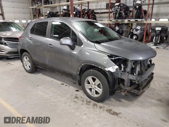 2020 Chevrolet Trax LS z VIN 3GNCJNSB8LL183510, wystawiony jako IAAI lot #42198485 z przebiegiem 115 502 mil mil oraz . Historia ofert i sprzedaży dostępna na DreamBid. Obrazek 1.