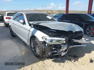 2019 BMW 5 Series 540i z VIN WBAJE5C56KWE66414, wystawiony jako IAAI lot #42200421 z przebiegiem 30 938 mil mil oraz . Historia ofert i sprzedaży dostępna na DreamBid. Obrazek 1.