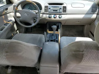 2002 Toyota Camry LE z VIN JTDBE32K620035753, wystawiony jako Copart lot #60176235 z przebiegiem 258 793 mil mil oraz Czysty tytuł • Clean title. Historia ofert i sprzedaży dostępna na DreamBid. Obrazek 8.