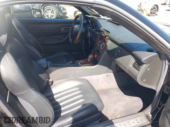 2004 Mercedes-Benz SLK 230/320 z VIN WDBKK65FX4F308099, wystawiony jako IAAI lot #42320907 z przebiegiem 173 122 mil mil oraz . Historia ofert i sprzedaży dostępna na DreamBid. Obrazek 5.