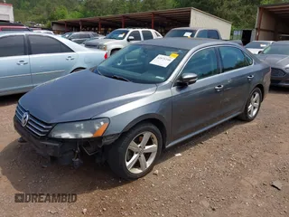 2013 Volkswagen Passat SE z VIN 1VWBP7A39DC100136, wystawiony jako IAAI lot #42071240 z przebiegiem 251 825 mil mil oraz . Historia ofert i sprzedaży dostępna na DreamBid. Obrazek 2.