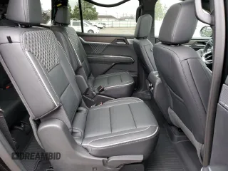 2024 GMC Acadia AWD Denali z VIN 1GKENRKS5RJ200040, wystawiony jako Copart lot #82106714 z przebiegiem 621 mil mil oraz Szkody całkowita. Historia ofert i sprzedaży dostępna na DreamBid. Obrazek 11.